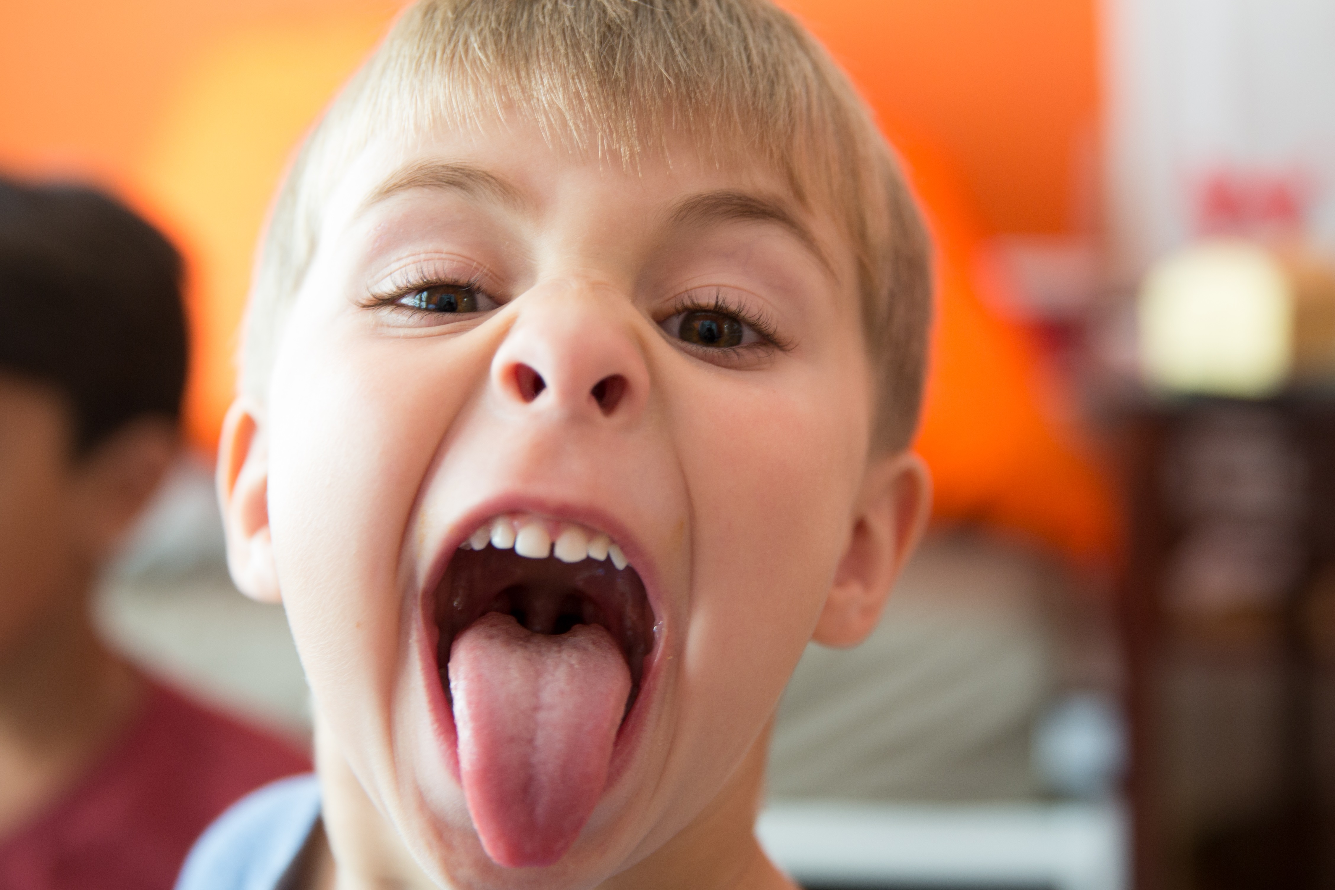 Sticking out your tongue for the picture. Люди с открытым ртом для детей.